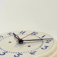 Image 6 of Pendule murale des années 30 en céramique beige et bleu - Horloge vintage