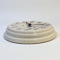 Image 7 of Pendule murale des années 30 en céramique beige et bleu - Horloge vintage