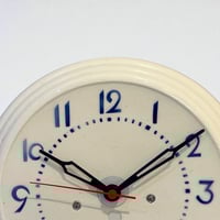 Image 4 of Pendule murale des années 30 en céramique beige et bleu - Horloge vintage