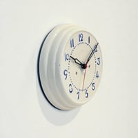 Image 2 of Pendule murale des années 30 en céramique beige et bleu - Horloge vintage