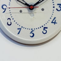 Image 5 of Pendule murale des années 30 en céramique beige et bleu - Horloge vintage