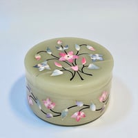 Image 1 of Grande boîte à bijoux en pierre d'onyx vert et fleurs en nacre incrustées – Années 70