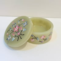 Image 6 of Grande boîte à bijoux en pierre d'onyx vert et fleurs en nacre incrustées – Années 70