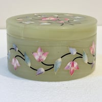 Image 4 of Grande boîte à bijoux en pierre d'onyx vert et fleurs en nacre incrustées – Années 70