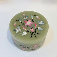 Image 3 of Grande boîte à bijoux en pierre d'onyx vert et fleurs en nacre incrustées – Années 70