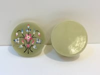 Image 7 of Grande boîte à bijoux en pierre d'onyx vert et fleurs en nacre incrustées – Années 70