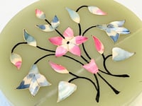 Image 2 of Grande boîte à bijoux en pierre d'onyx vert et fleurs en nacre incrustées – Années 70