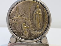 Image 2 of Médaille sur socle en métal argenté de La Vierge Marie  - Souvenir de Lourdes 1930
