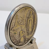 Image 4 of Médaille sur socle en métal argenté de La Vierge Marie  - Souvenir de Lourdes 1930