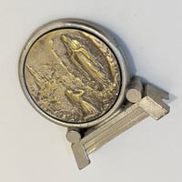 Image 5 of Médaille sur socle en métal argenté de La Vierge Marie  - Souvenir de Lourdes 1930
