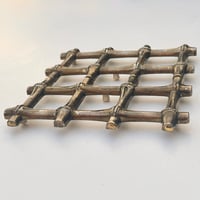 Image 1 of Dessous de plat extensible vintage italien en métal argenté – motif bambou – F.B. Rogers