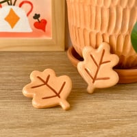 Image 1 of pins feuille en céramique