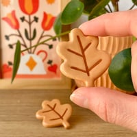 Image 2 of pins feuille en céramique