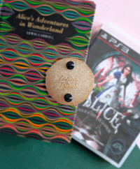 Image 2 of Pin's doré - Alice 
