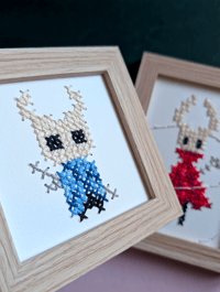 Image 2 of Cadres brodés "Knight & Hornet"