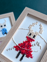 Image 3 of Cadres brodés "Knight & Hornet"