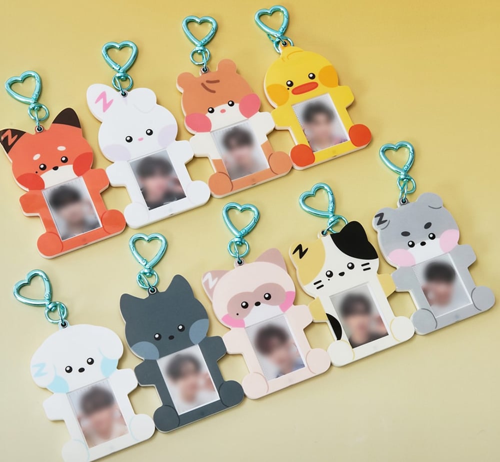 Image of ZEROBASEONE Zeroni ‘Fluffy Wonderland’ Magnet ID Photo Holder (with Photo Card)