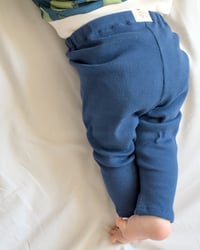 Image 11 of LEGGING ALMA côtelé bleu nuit | Coton biologique