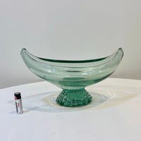 Image 6 of Coupe à fruits sur pied en verre soufflé vert italien - vintage années 50/60 - Forme gondole 