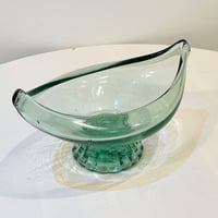 Image 2 of Coupe à fruits sur pied en verre soufflé vert italien - vintage années 50/60 - Forme gondole 