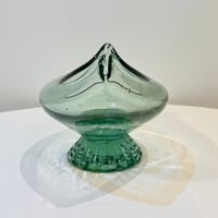 Image 7 of Coupe à fruits sur pied en verre soufflé vert italien - vintage années 50/60 - Forme gondole 