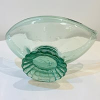 Image 8 of Coupe à fruits sur pied en verre soufflé vert italien - vintage années 50/60 - Forme gondole 