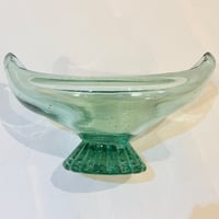 Image 5 of Coupe à fruits sur pied en verre soufflé vert italien - vintage années 50/60 - Forme gondole 