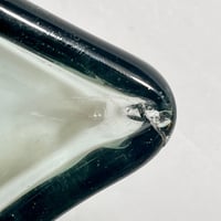 Image 9 of Coupe à fruits sur pied en verre soufflé vert italien - vintage années 50/60 - Forme gondole 