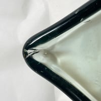 Image 10 of Coupe à fruits sur pied en verre soufflé vert italien - vintage années 50/60 - Forme gondole 