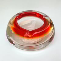 Image 5 of Gros cendrier sommerso en verre rouge - verreries de Fauquez - Artisanat belge 1970