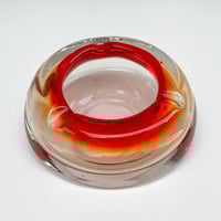 Image 6 of Gros cendrier sommerso en verre rouge - verreries de Fauquez - Artisanat belge 1970