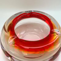 Image 2 of Gros cendrier sommerso en verre rouge - verreries de Fauquez - Artisanat belge 1970