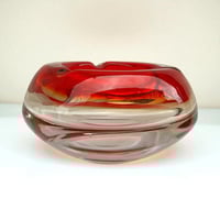 Image 7 of Gros cendrier sommerso en verre rouge - verreries de Fauquez - Artisanat belge 1970
