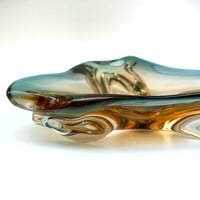 Image 7 of Grand vide-poche Sommerso en verre bleu jaune - Murano Venise  Artisanat d'Art 1970