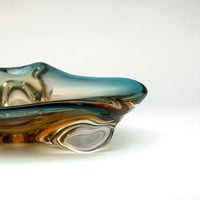 Image 8 of Grand vide-poche Sommerso en verre bleu jaune - Murano Venise  Artisanat d'Art 1970