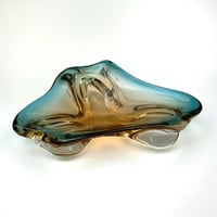Image 6 of Grand vide-poche Sommerso en verre bleu jaune - Murano Venise  Artisanat d'Art 1970