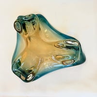 Image 10 of Grand vide-poche Sommerso en verre bleu jaune - Murano Venise  Artisanat d'Art 1970