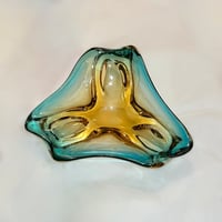 Image 3 of Grand vide-poche Sommerso en verre bleu jaune - Murano Venise  Artisanat d'Art 1970