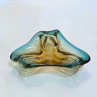 Image 4 of Grand vide-poche Sommerso en verre bleu jaune - Murano Venise  Artisanat d'Art 1970