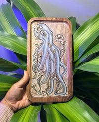 Octopus holding flowers tray