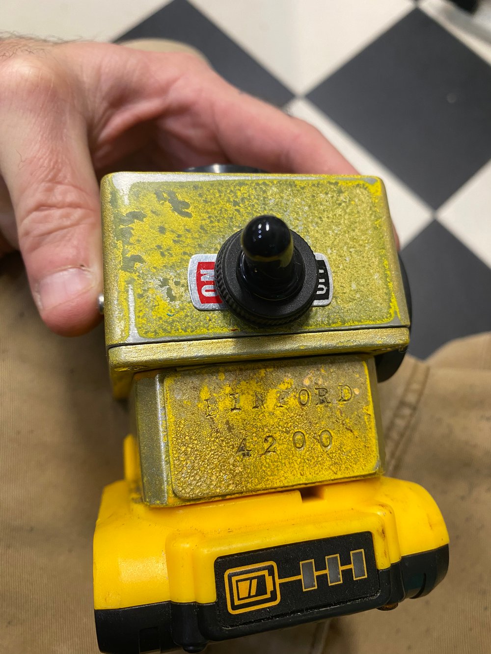 Image of BINFORD 4200/dewalt/right side/juicy fruit