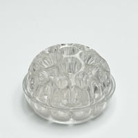 Image 6 of Ancien vase pique-fleurs en verre moulé - 31 trous - Porte crayon - Années 30 - 40 