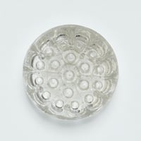 Image 10 of Ancien vase pique-fleurs en verre moulé - 31 trous - Porte crayon - Années 30 - 40 