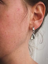 Image 3 of Kleine Creolen mit Charms aus grünem Amethyst