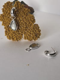 Image 4 of Kleine Creolen mit Charms aus grünem Amethyst