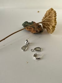 Image 1 of Kleine Creolen mit Charms aus grünem Amethyst