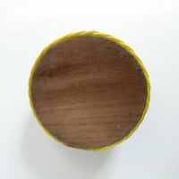 Image 9 of Bouteille en scoubidou jaune et noir  vintage – carafe rétro 60s déco mid-century