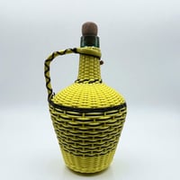 Image 1 of Bouteille en scoubidou jaune et noir  vintage – carafe rétro 60s déco mid-century