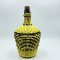 Image 3 of Bouteille en scoubidou jaune et noir  vintage – carafe rétro 60s déco mid-century