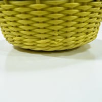 Image 11 of Bouteille en scoubidou jaune et noir  vintage – carafe rétro 60s déco mid-century